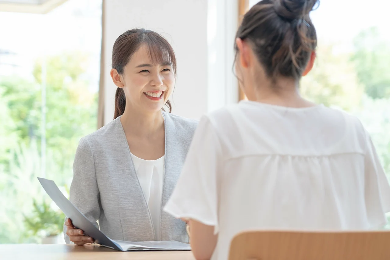 笑顔で打ち合わせをする女性二人